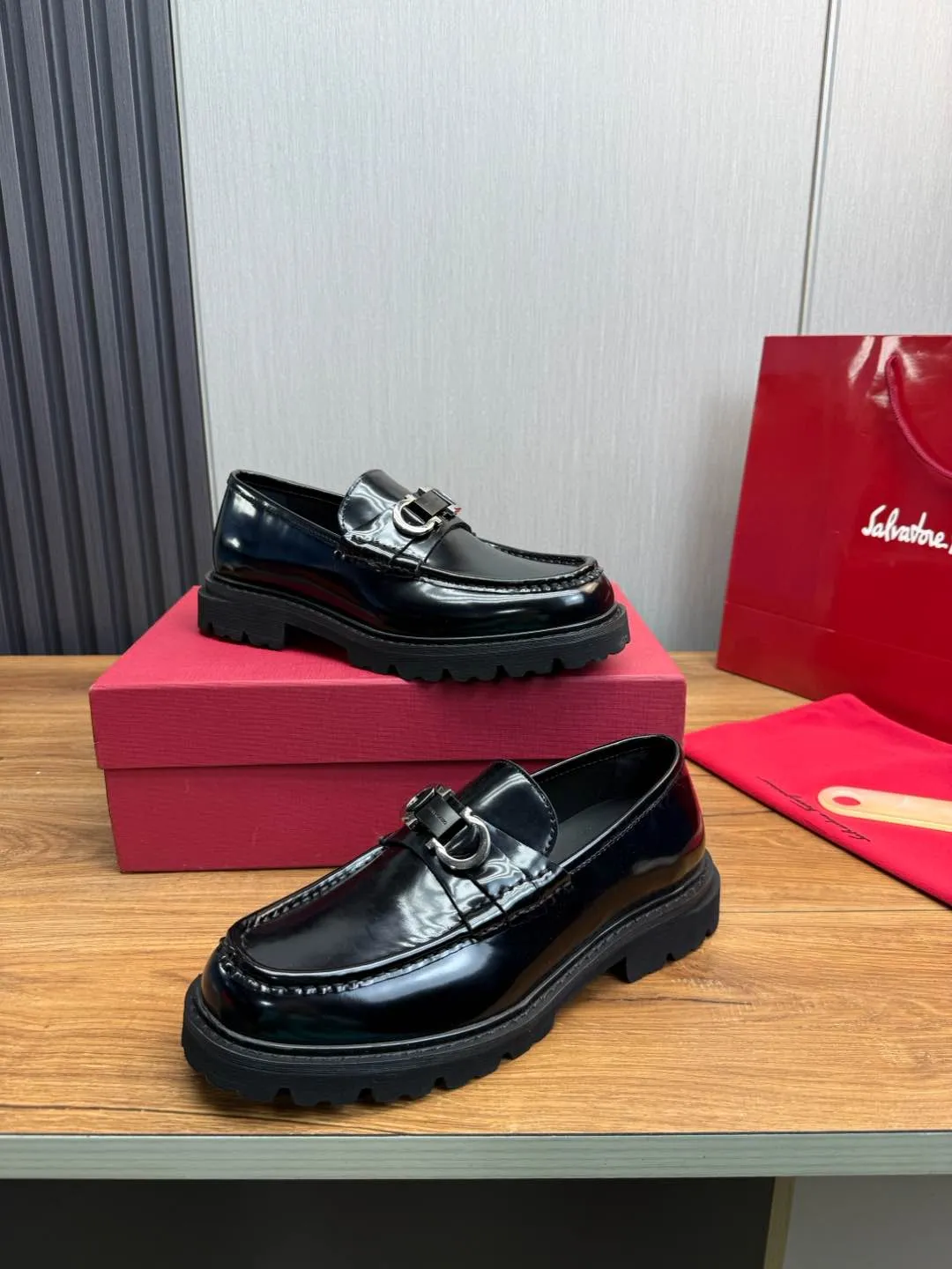Men's shoes 💰880💰 Ferragamo. [Ferragamo] men's thick-soled loafers, the latest hot style, 1:1 original purchase quality, top quality, imported open-edge beaded cowhide leather on the upper, hand-made three-dimensional stitching highlights the round toe design, the inner foot pads are all imported cowhide, with original lightweight foam outsole, matching code 39-44, (38, 45 custom-made, non-refundable)